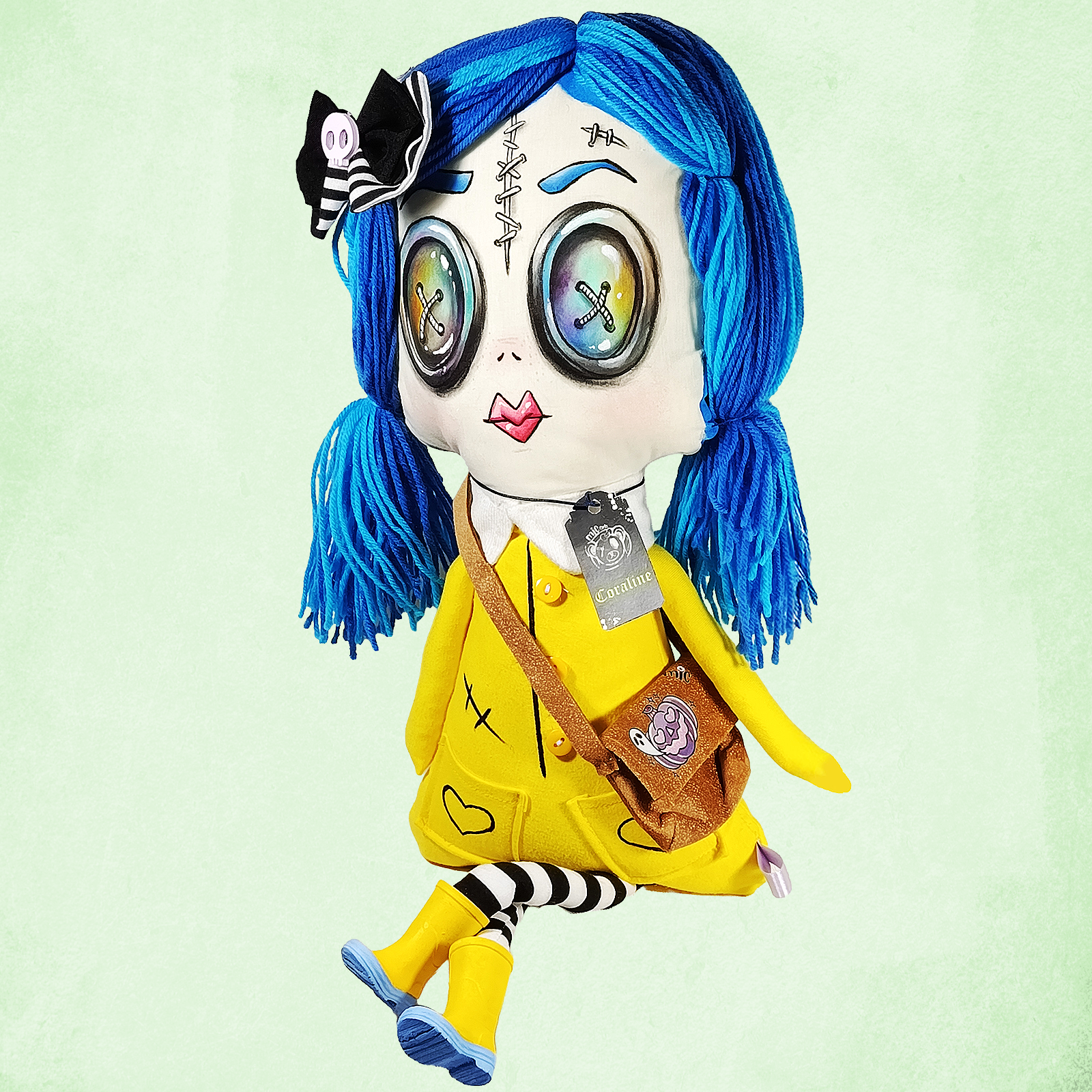Imagen secundaria de Coraline, sentada de perfil
